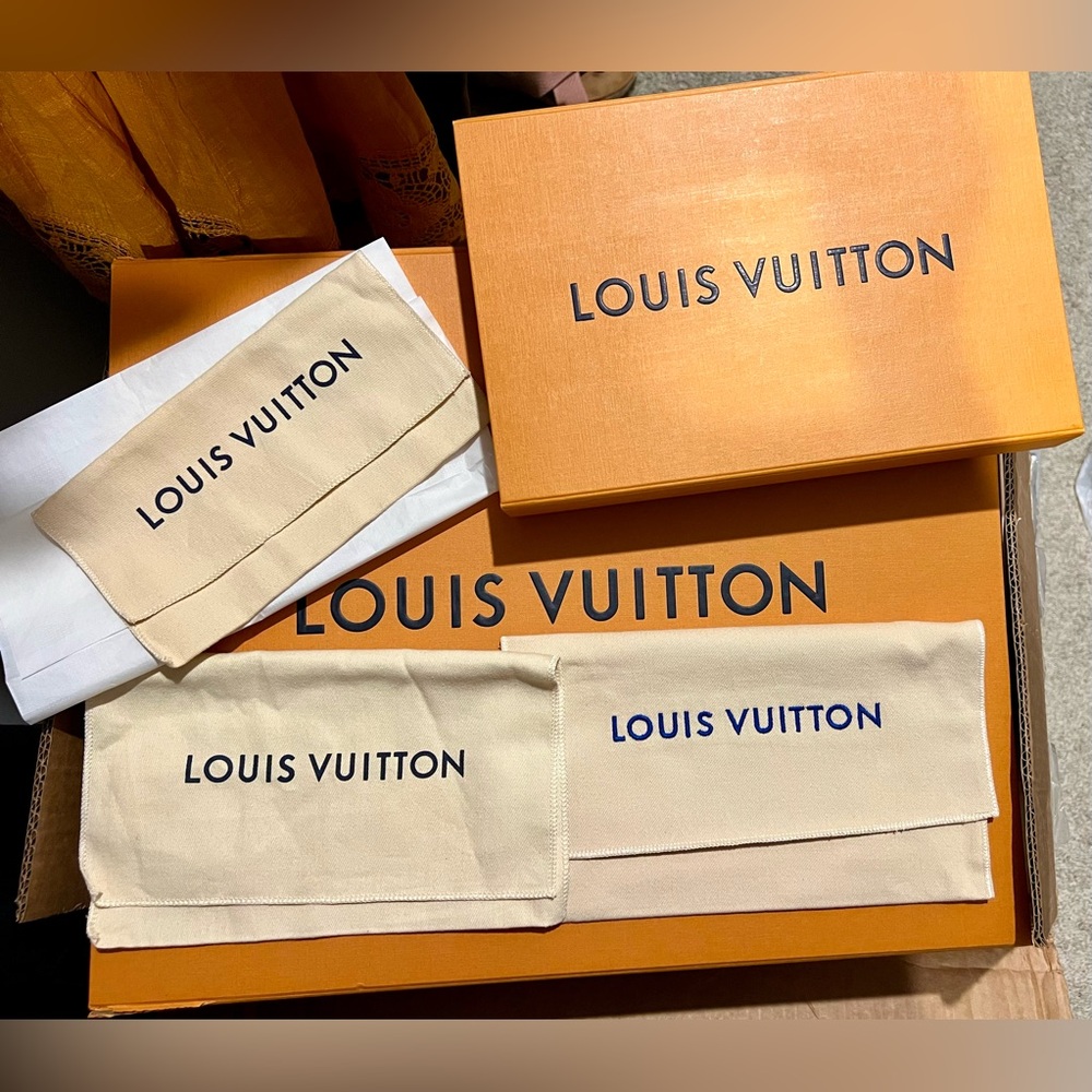 Authentic Louis Vuitton 🍊 XL BUNDLE
5 -Storage Boxes & 12 -Dust Bags - Picture 3 of 16